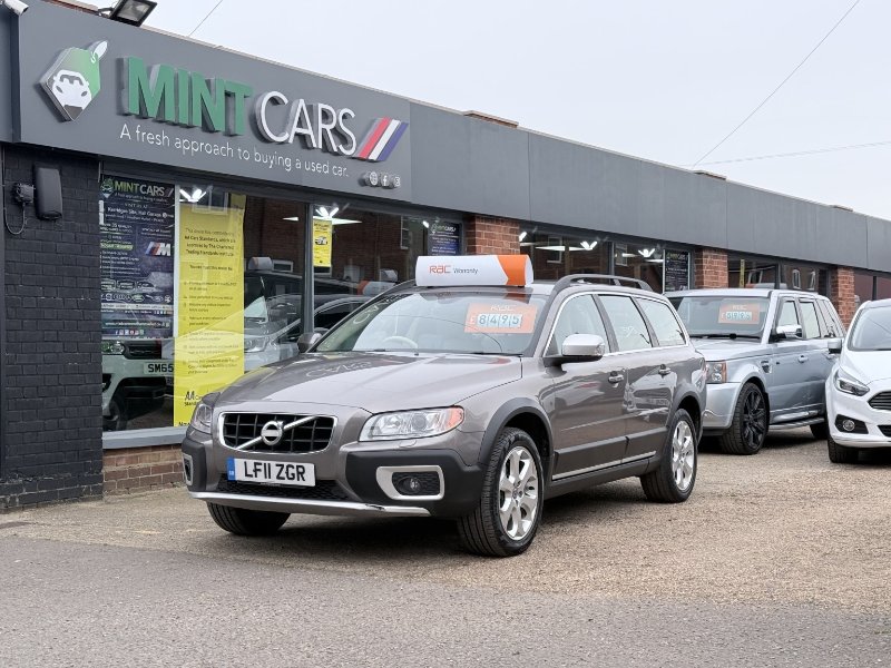 Volvo XC70 — dealer photograph