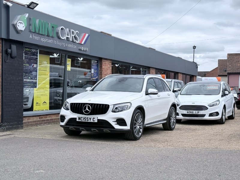 Mint Cars dealer stock photograph